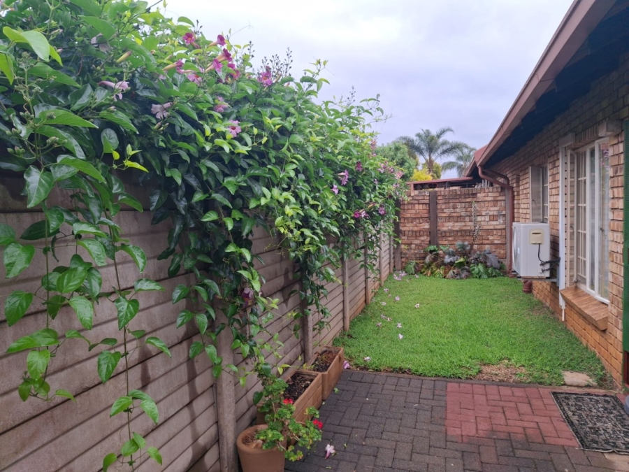 2 Bedroom Property for Sale in Rooihuiskraal North Gauteng