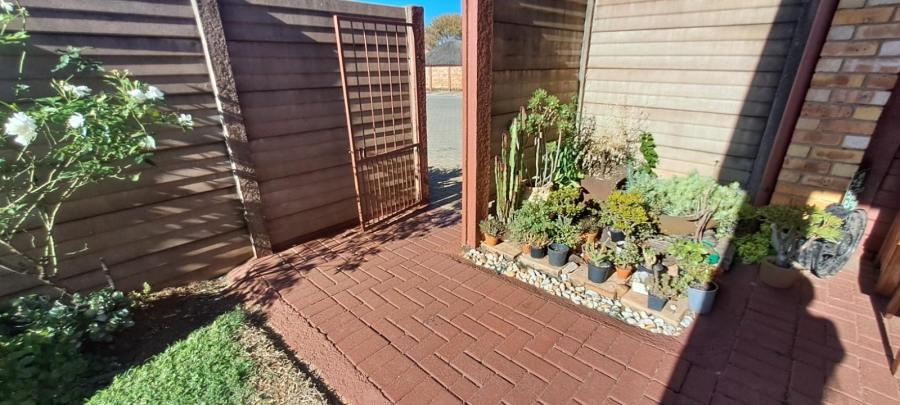 2 Bedroom Property for Sale in Rooihuiskraal North Gauteng