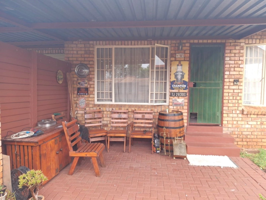 2 Bedroom Property for Sale in Rooihuiskraal North Gauteng