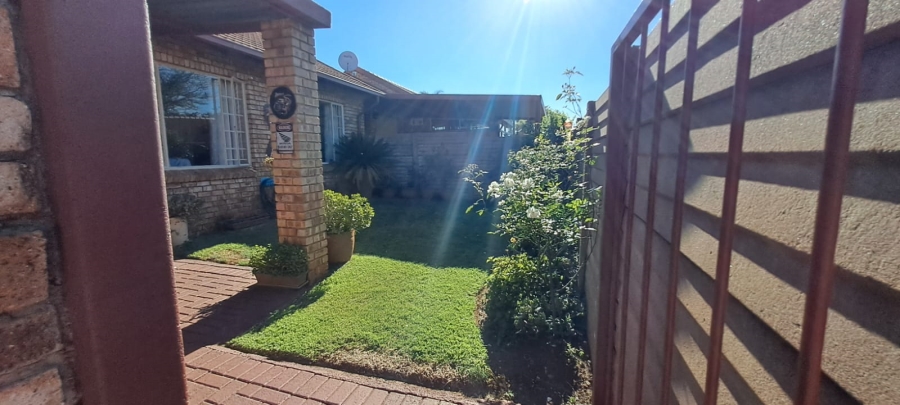2 Bedroom Property for Sale in Rooihuiskraal North Gauteng