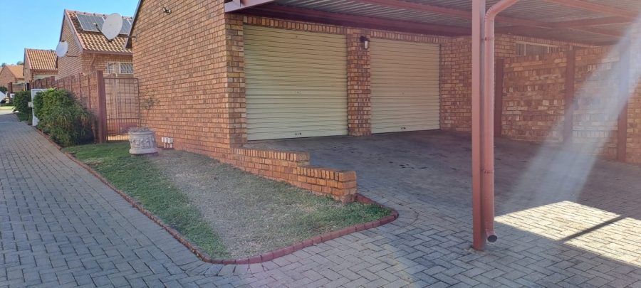 2 Bedroom Property for Sale in Rooihuiskraal North Gauteng