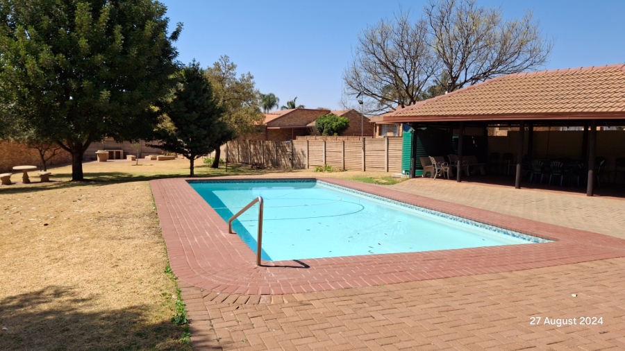 2 Bedroom Property for Sale in Rooihuiskraal North Gauteng