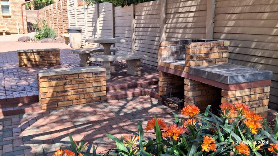 2 Bedroom Property for Sale in Rooihuiskraal North Gauteng