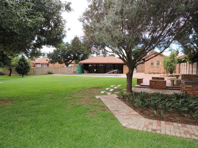 2 Bedroom Property for Sale in Rooihuiskraal North Gauteng