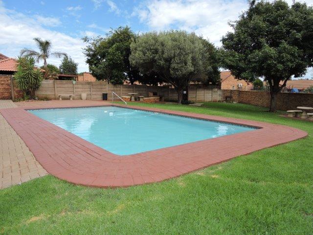 2 Bedroom Property for Sale in Rooihuiskraal North Gauteng