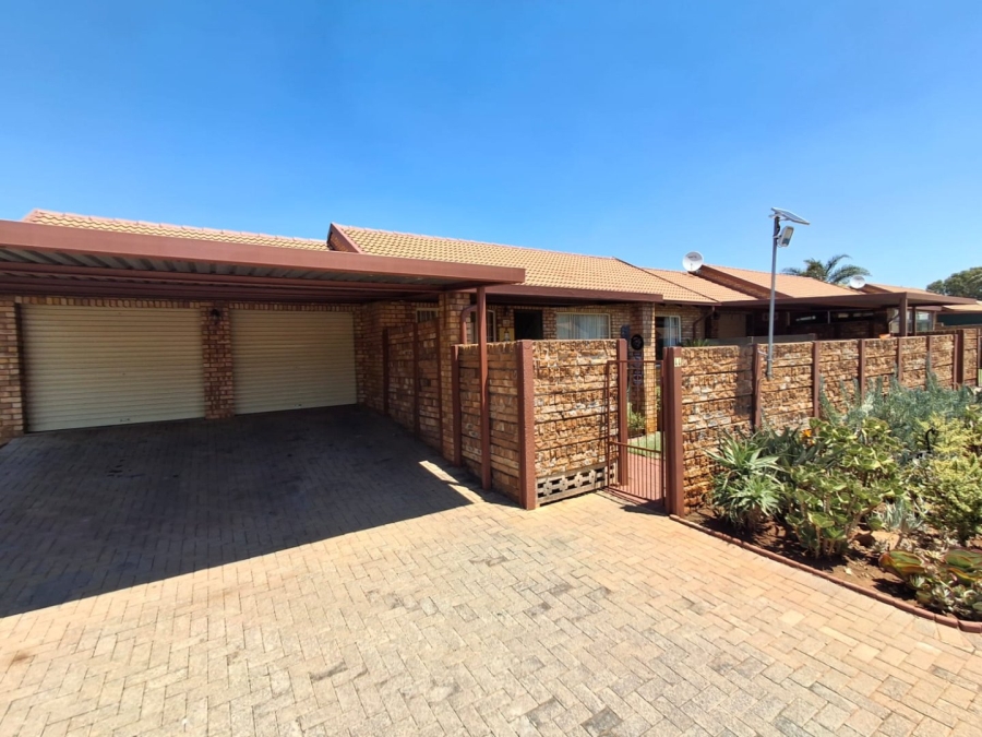 2 Bedroom Property for Sale in Rooihuiskraal North Gauteng