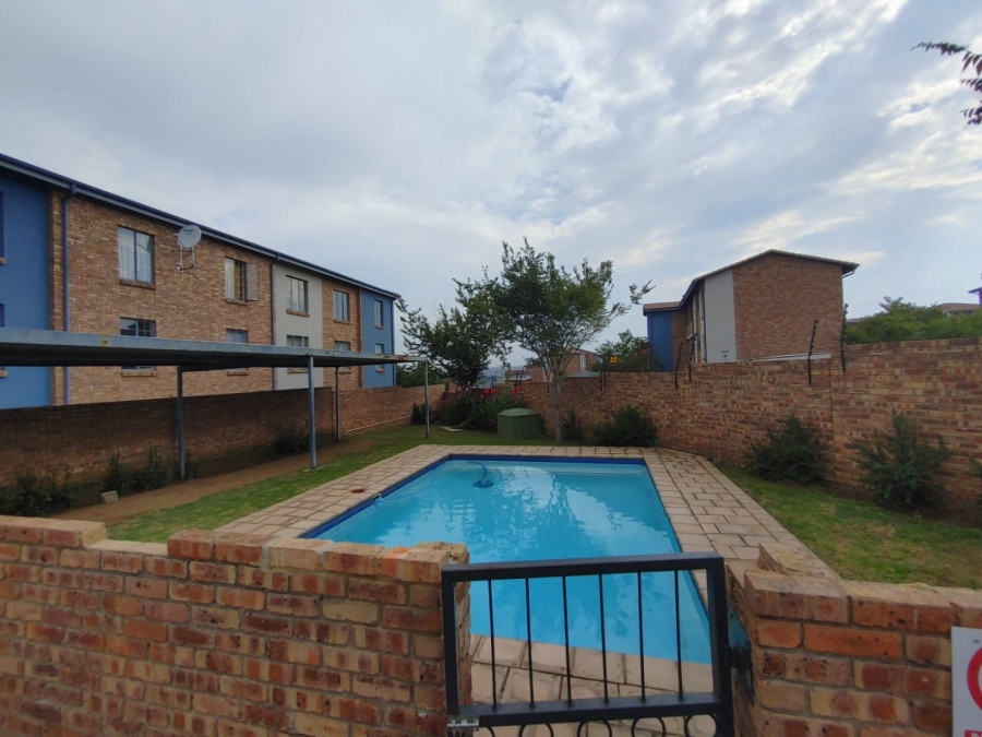 2 Bedroom Property for Sale in Rooihuiskraal North Gauteng