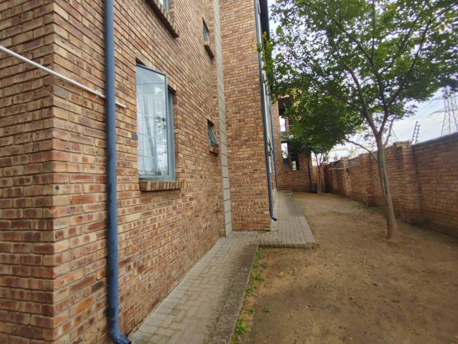 2 Bedroom Property for Sale in Rooihuiskraal North Gauteng