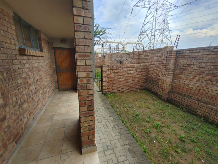 2 Bedroom Property for Sale in Rooihuiskraal North Gauteng