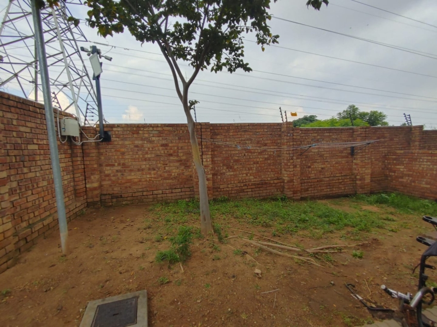 2 Bedroom Property for Sale in Rooihuiskraal North Gauteng