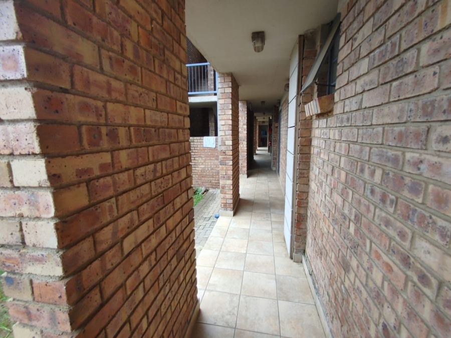 2 Bedroom Property for Sale in Rooihuiskraal North Gauteng