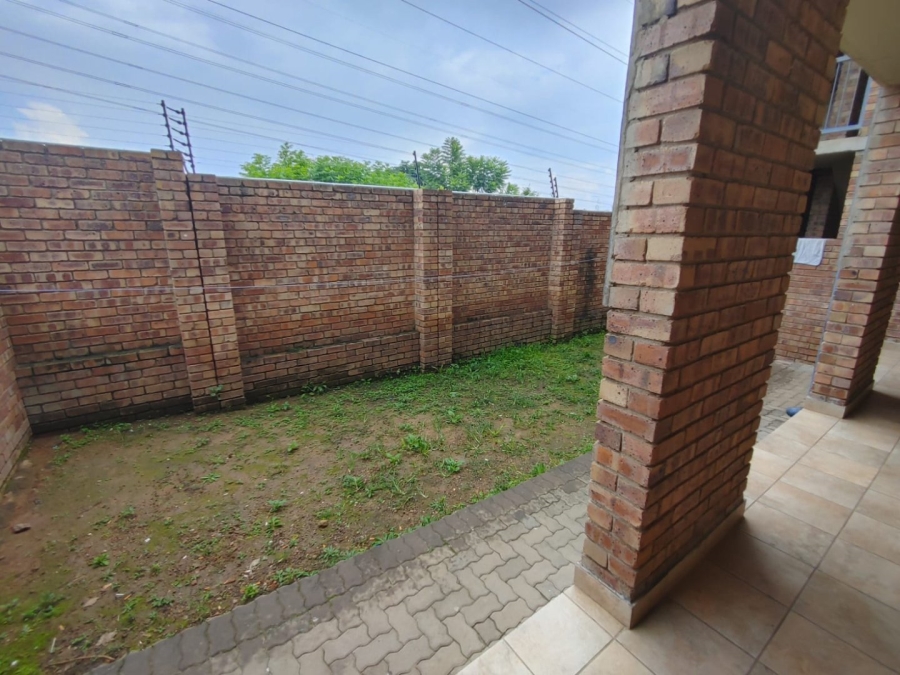 2 Bedroom Property for Sale in Rooihuiskraal North Gauteng
