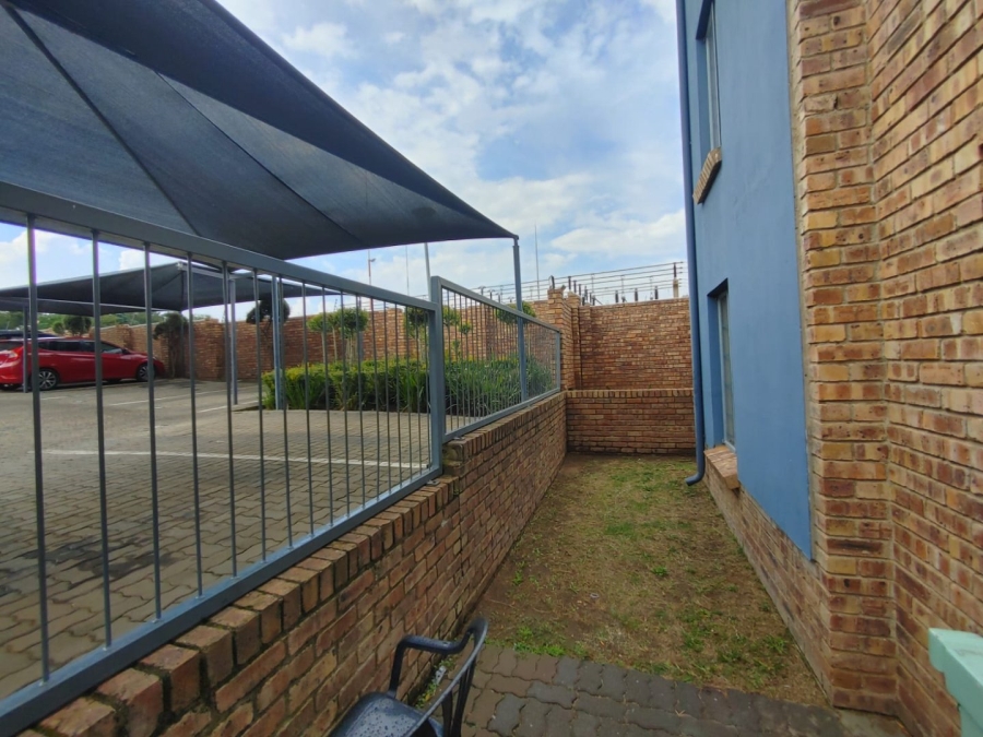 2 Bedroom Property for Sale in Rooihuiskraal North Gauteng