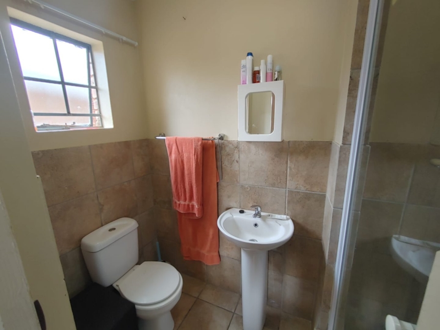 2 Bedroom Property for Sale in Rooihuiskraal North Gauteng