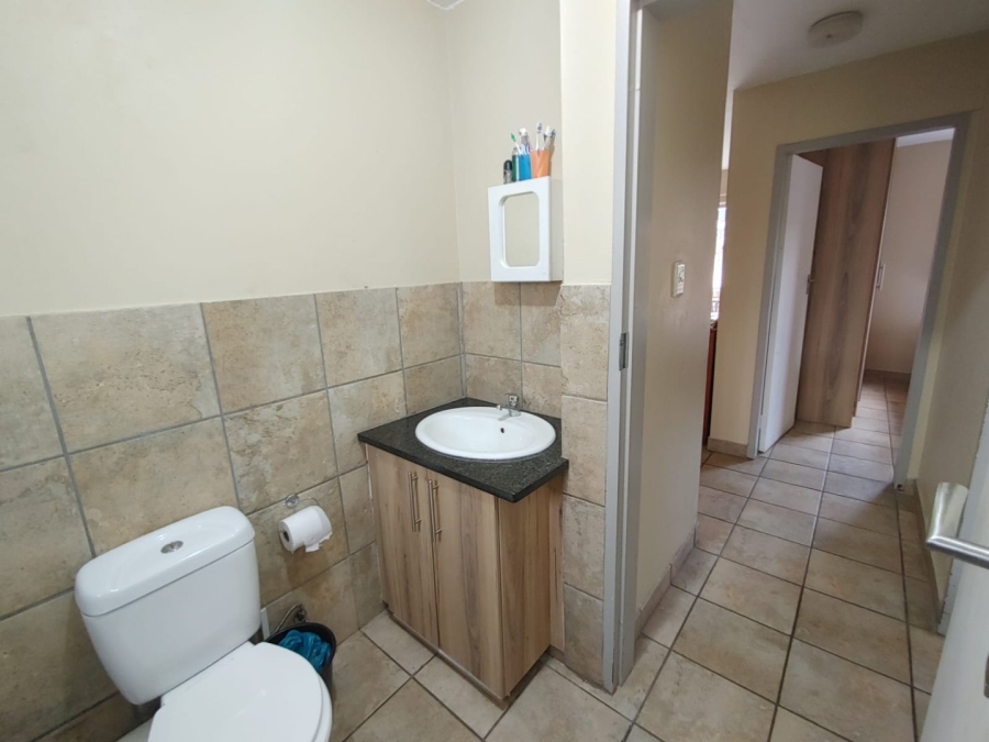 2 Bedroom Property for Sale in Rooihuiskraal North Gauteng