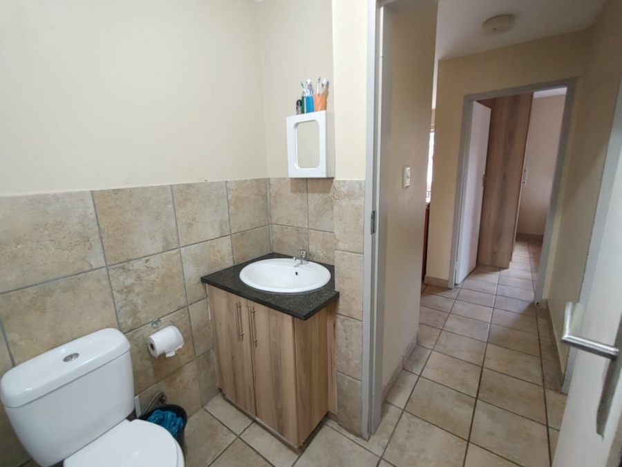 2 Bedroom Property for Sale in Rooihuiskraal North Gauteng