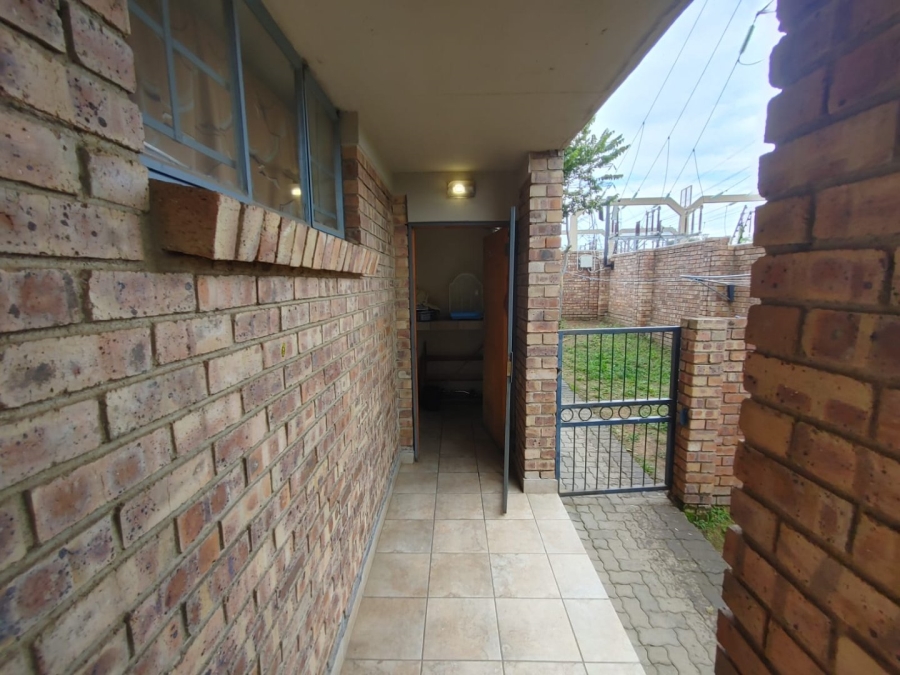 2 Bedroom Property for Sale in Rooihuiskraal North Gauteng