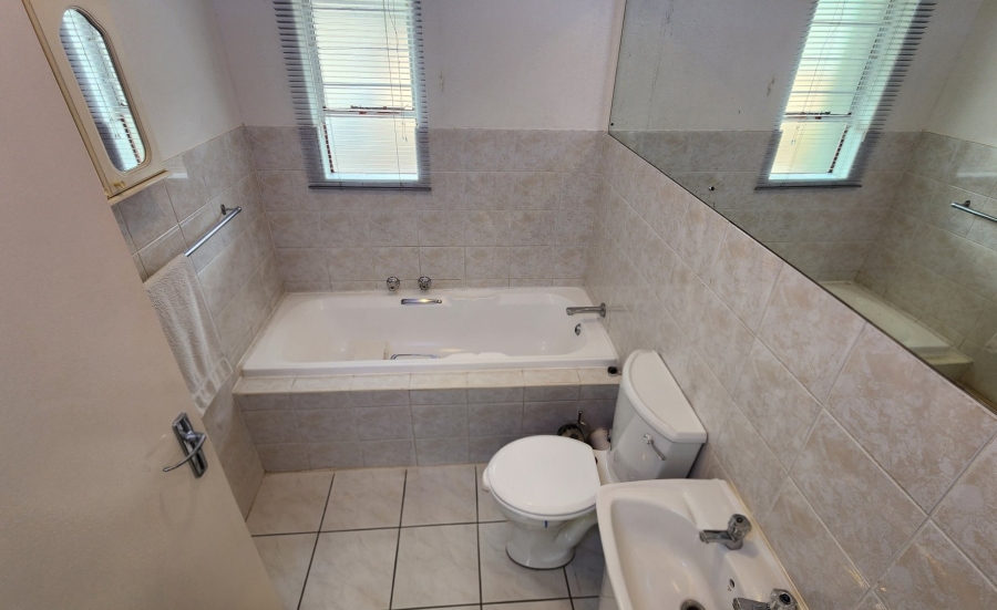 2 Bedroom Property for Sale in Constantia Kloof Gauteng