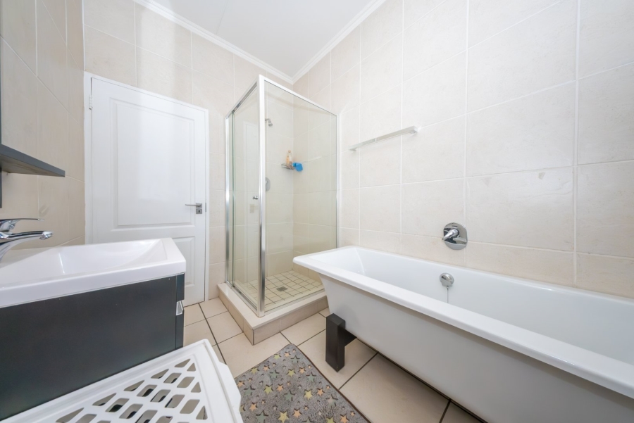 To Let 2 Bedroom Property for Rent in Greenstone Hill Gauteng