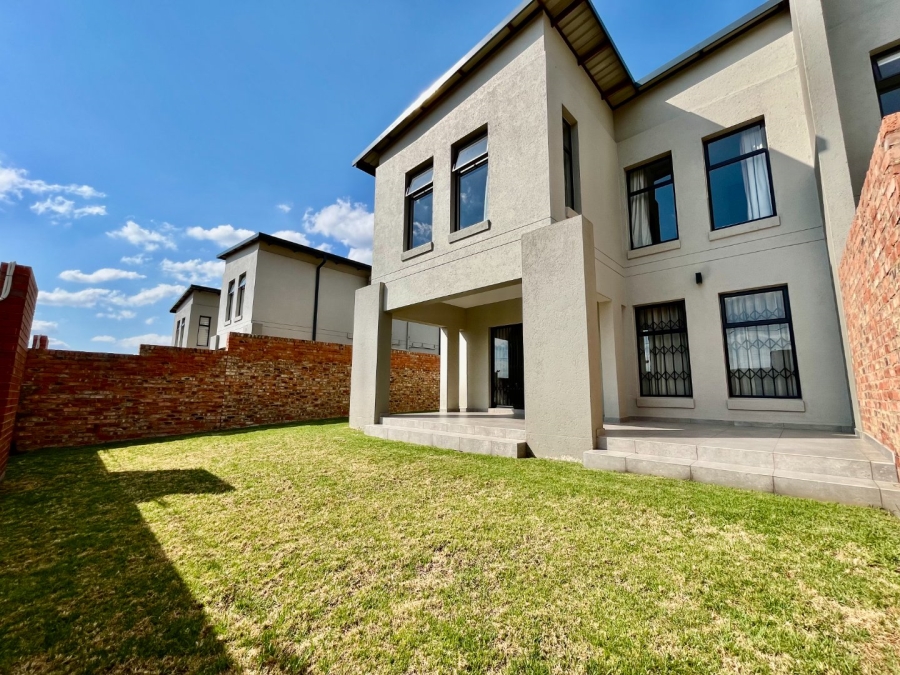 To Let 3 Bedroom Property for Rent in Crowthorne AH Gauteng