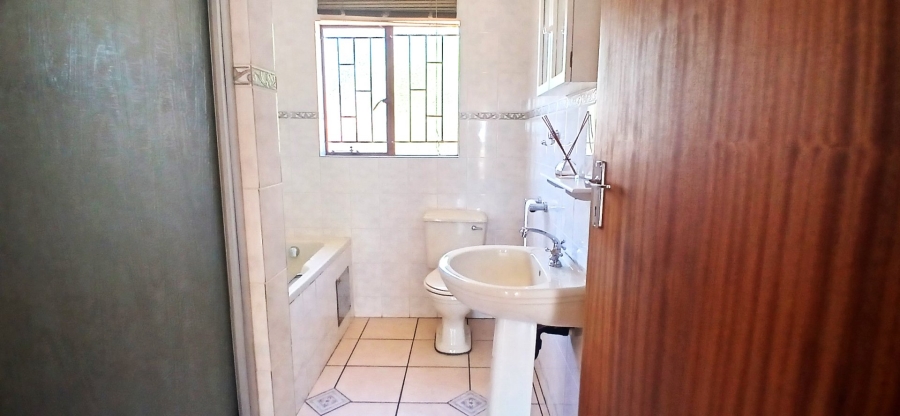 2 Bedroom Property for Sale in Heuweloord Gauteng