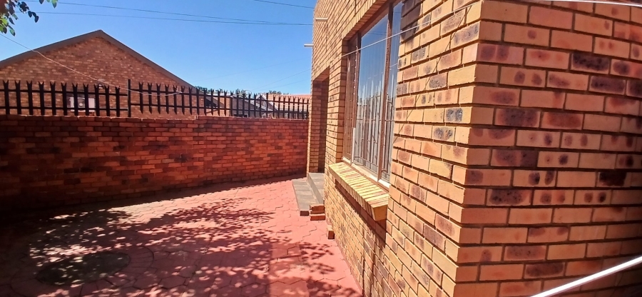 2 Bedroom Property for Sale in Heuweloord Gauteng