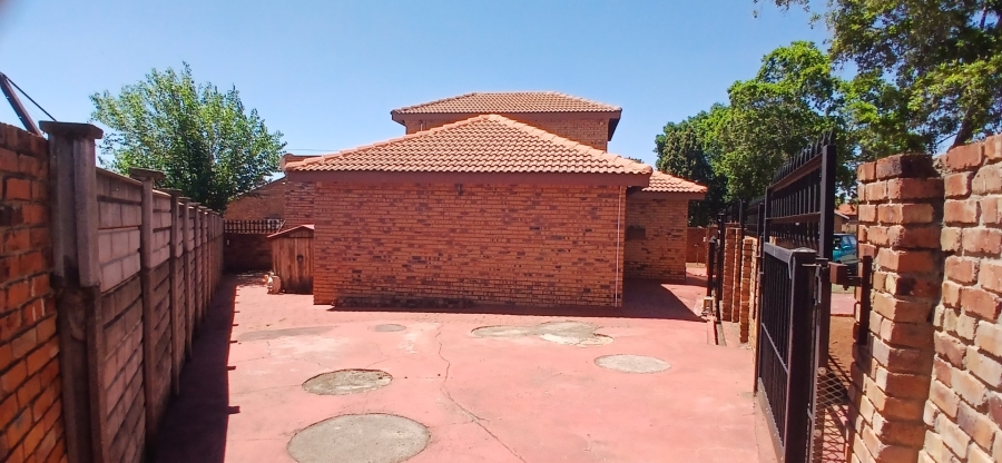 2 Bedroom Property for Sale in Heuweloord Gauteng