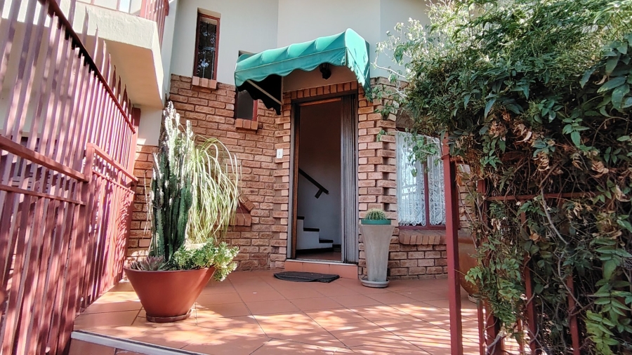 4 Bedroom Property for Sale in Zwartkop Gauteng