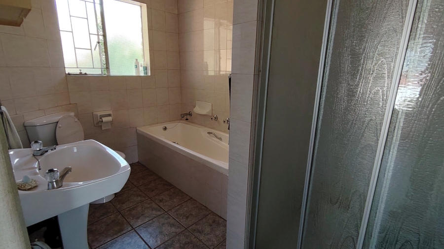 4 Bedroom Property for Sale in Zwartkop Gauteng
