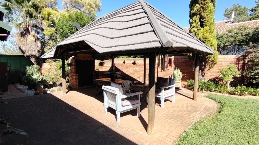 4 Bedroom Property for Sale in Zwartkop Gauteng