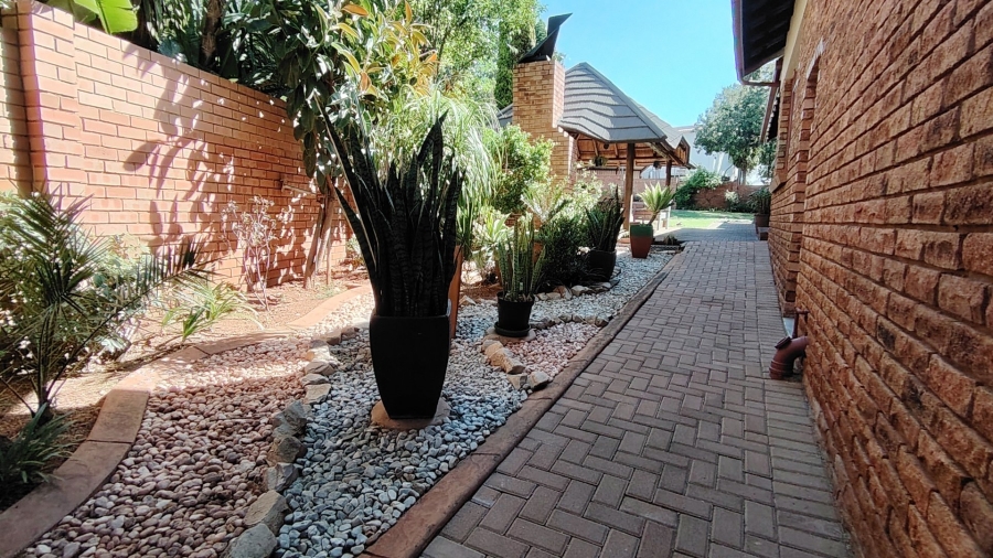 4 Bedroom Property for Sale in Zwartkop Gauteng