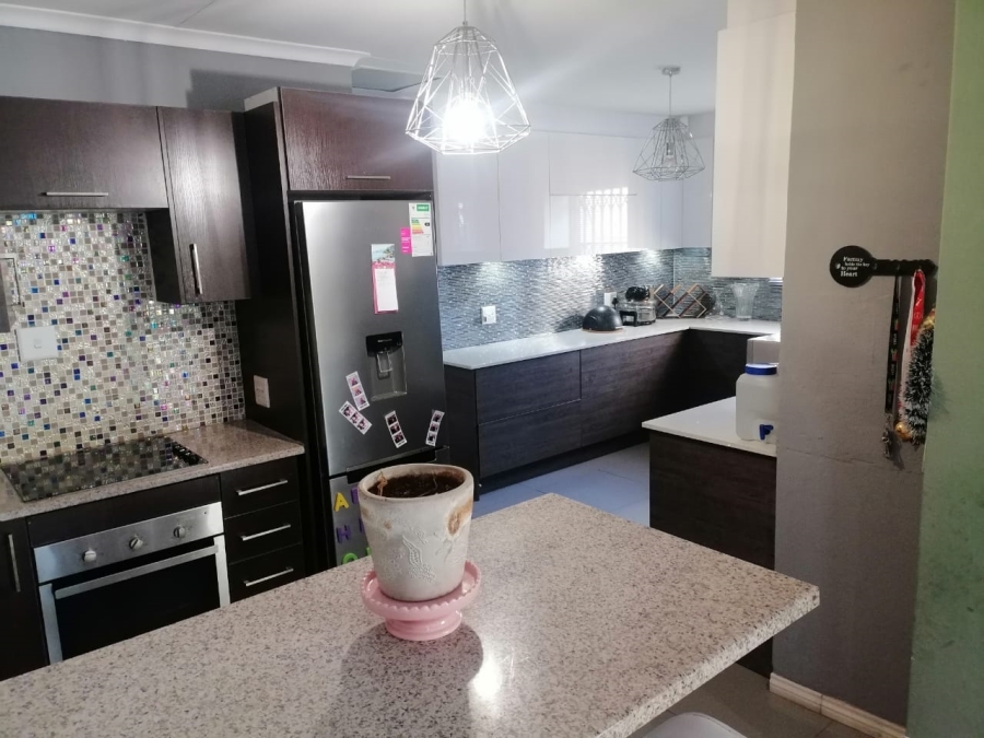 To Let 4 Bedroom Property for Rent in Riverside View Gauteng