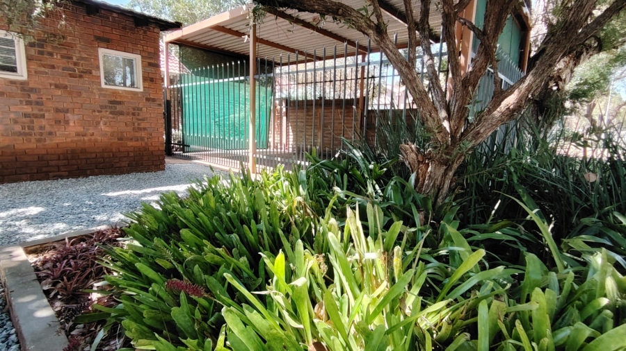 5 Bedroom Property for Sale in Rooihuiskraal Gauteng