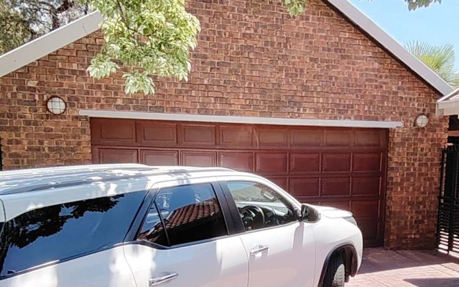 5 Bedroom Property for Sale in Rooihuiskraal Gauteng
