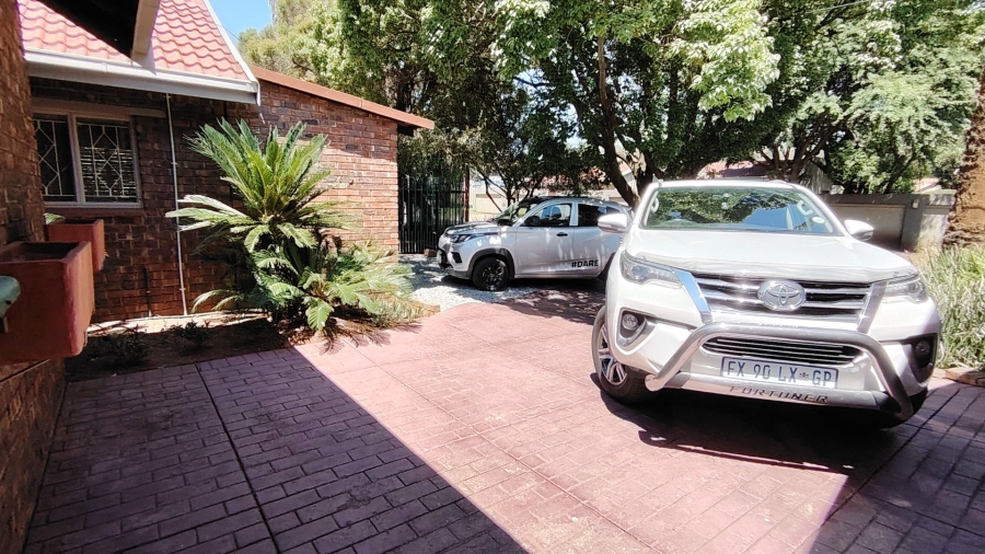 5 Bedroom Property for Sale in Rooihuiskraal Gauteng