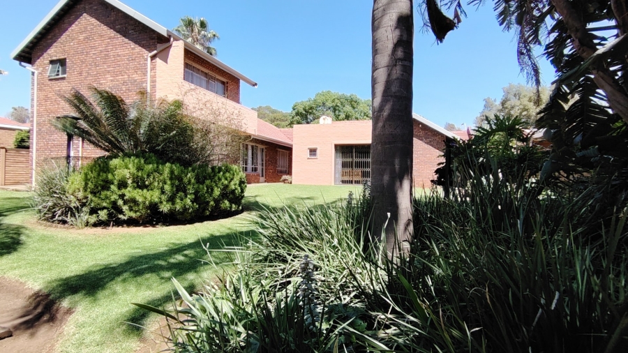 5 Bedroom Property for Sale in Rooihuiskraal Gauteng