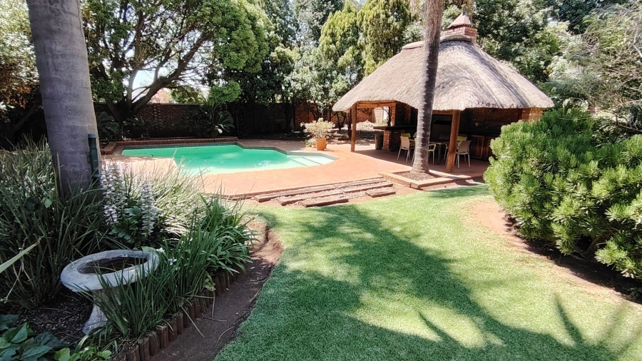 5 Bedroom Property for Sale in Rooihuiskraal Gauteng