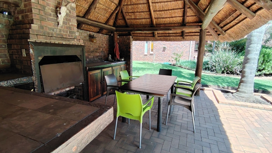 5 Bedroom Property for Sale in Rooihuiskraal Gauteng