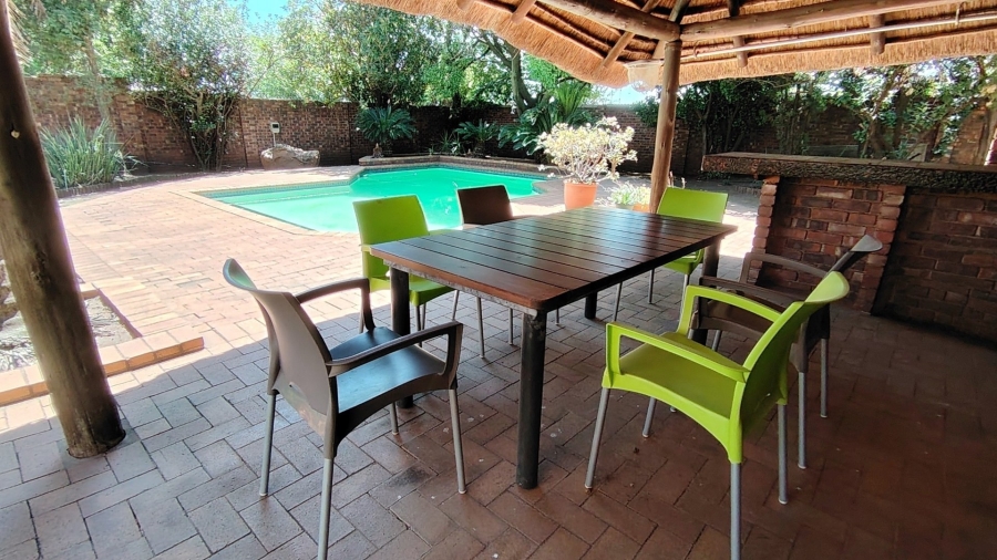 5 Bedroom Property for Sale in Rooihuiskraal Gauteng