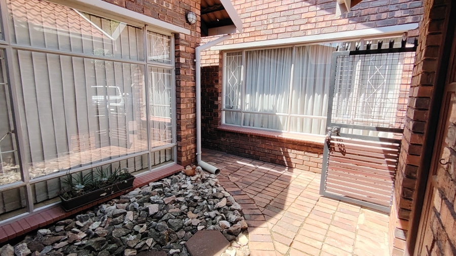 5 Bedroom Property for Sale in Rooihuiskraal Gauteng