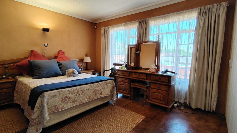 5 Bedroom Property for Sale in Rooihuiskraal Gauteng