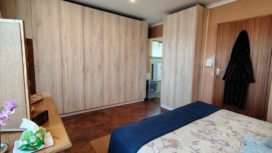 5 Bedroom Property for Sale in Rooihuiskraal Gauteng
