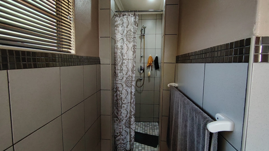 5 Bedroom Property for Sale in Rooihuiskraal Gauteng