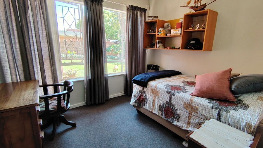 5 Bedroom Property for Sale in Rooihuiskraal Gauteng