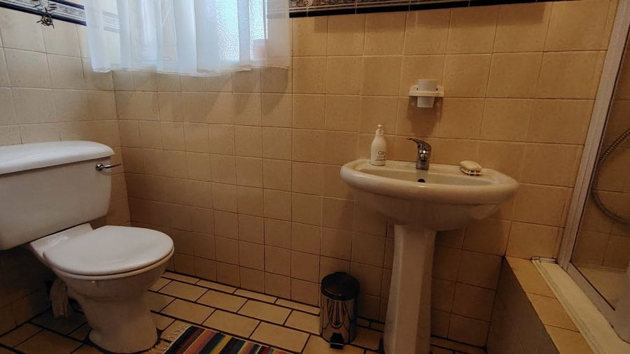 5 Bedroom Property for Sale in Rooihuiskraal Gauteng