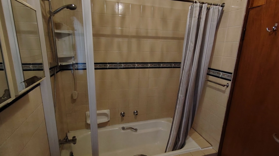 5 Bedroom Property for Sale in Rooihuiskraal Gauteng