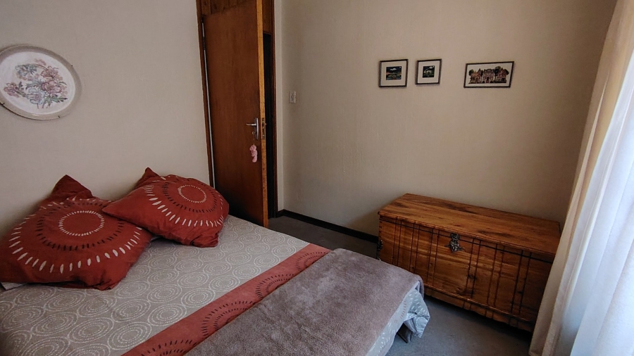 5 Bedroom Property for Sale in Rooihuiskraal Gauteng