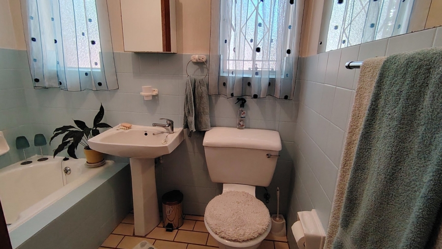 5 Bedroom Property for Sale in Rooihuiskraal Gauteng