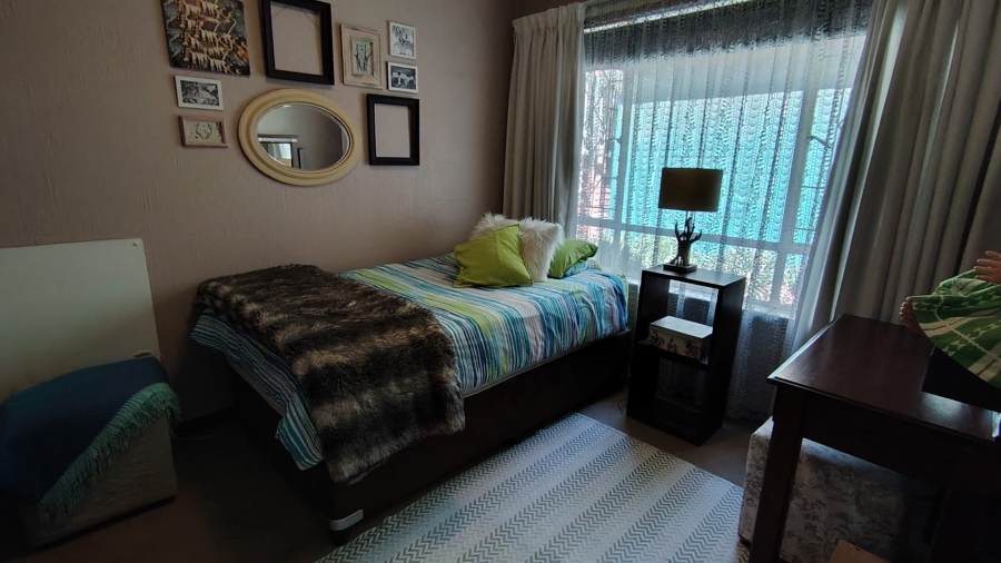 5 Bedroom Property for Sale in Rooihuiskraal Gauteng