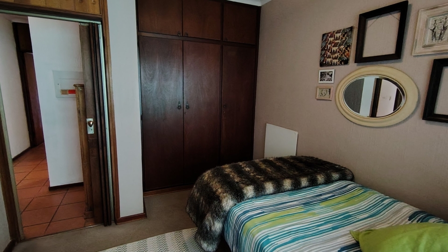5 Bedroom Property for Sale in Rooihuiskraal Gauteng